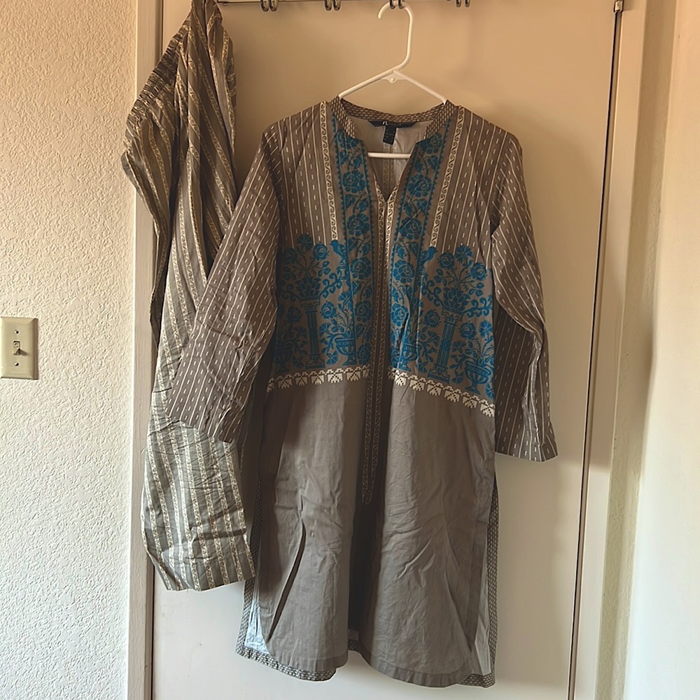 Pakistani suit size S (US 6)